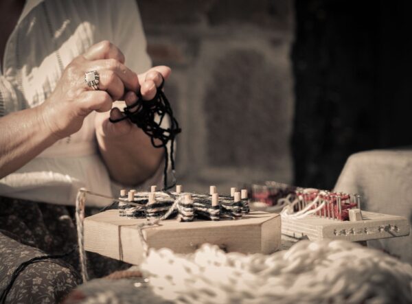 Antichi-Mestieri-Radicofani-Mani-che-Tessono-su-Legno-Giochi-di-Fili